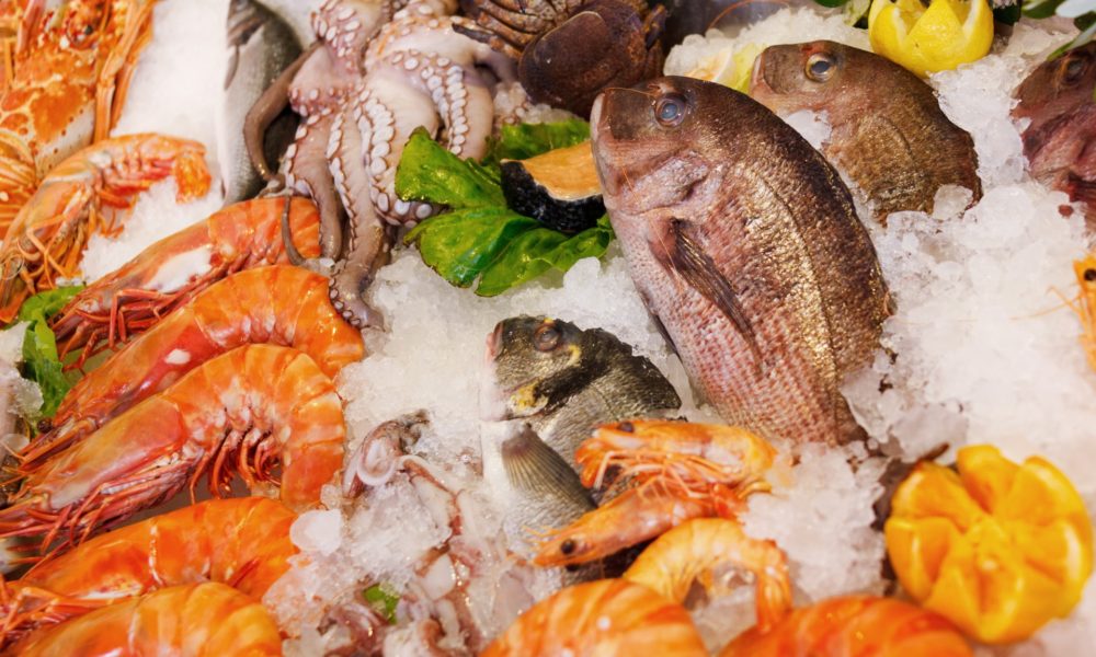 Pescado, camaron y pulo en hielo