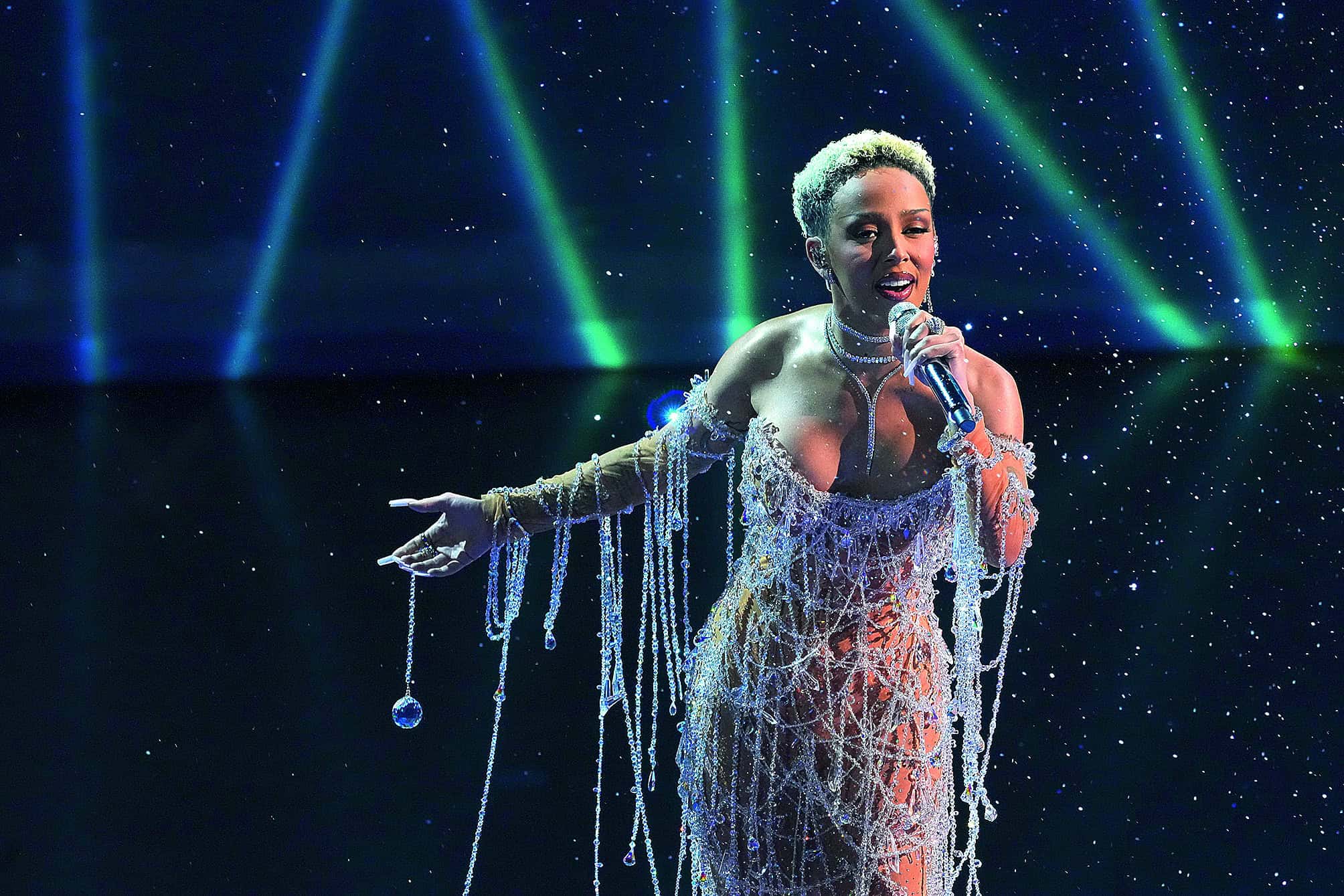 Doja Cat deleita al púbico con ´Diamonds are Forever´.