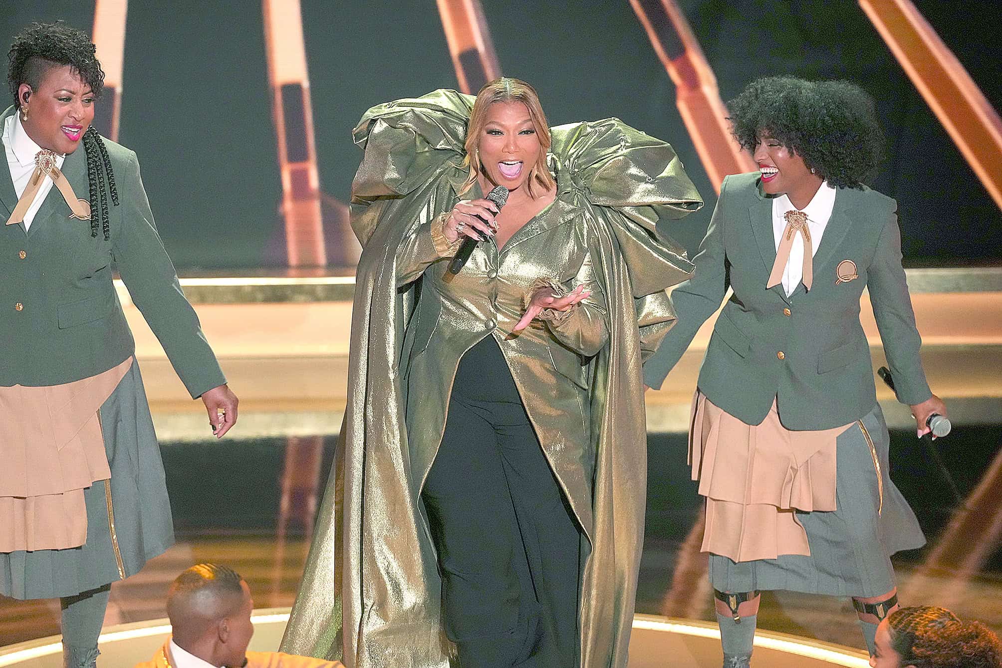 Queen Latifah se luce con ´Ease on Down the Road´.