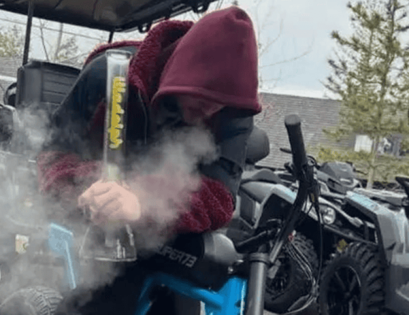 Se luce fumando marihuana