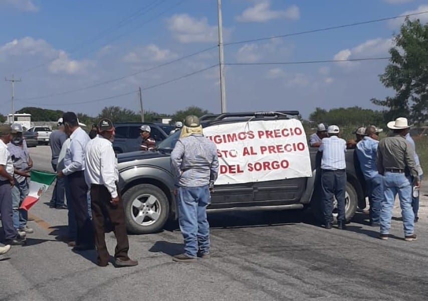 Campesinos de Tamaulipas bloquean carreteras para exigir precios justos