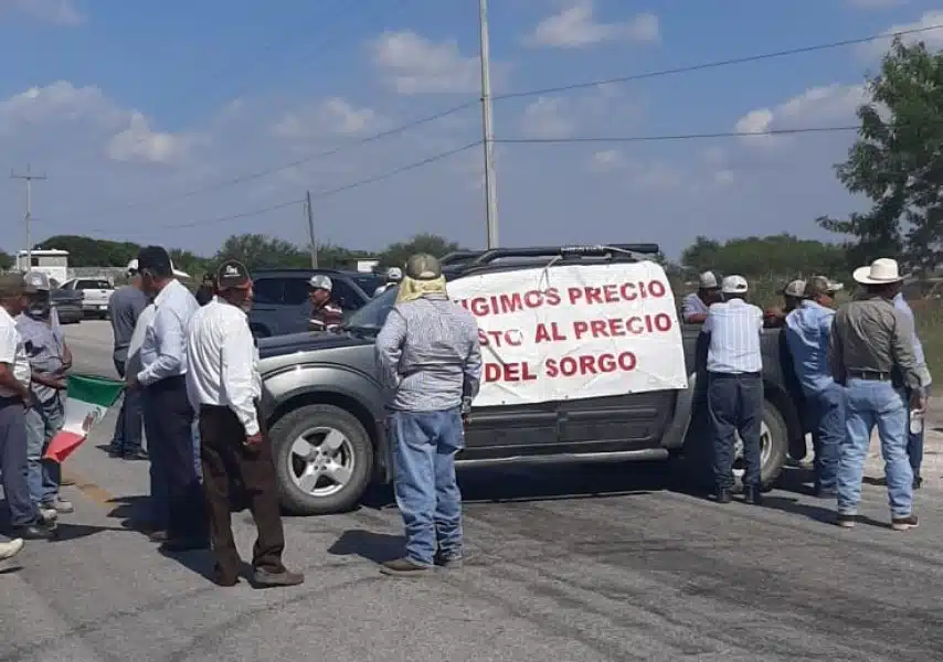 Campesinos de Tamaulipas bloquean carreteras para exigir precios justos