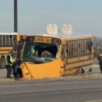 Autobús escolar vuelca en San Antonio con 33 estudiantes a bordo; investigan causas