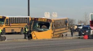 Autobús escolar vuelca en San Antonio con 33 estudiantes a bordo; investigan causas
