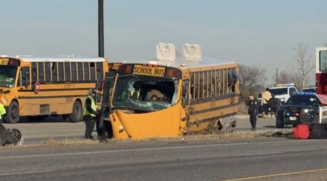 Autobús escolar vuelca en San Antonio con 33 estudiantes a bordo; investigan causas