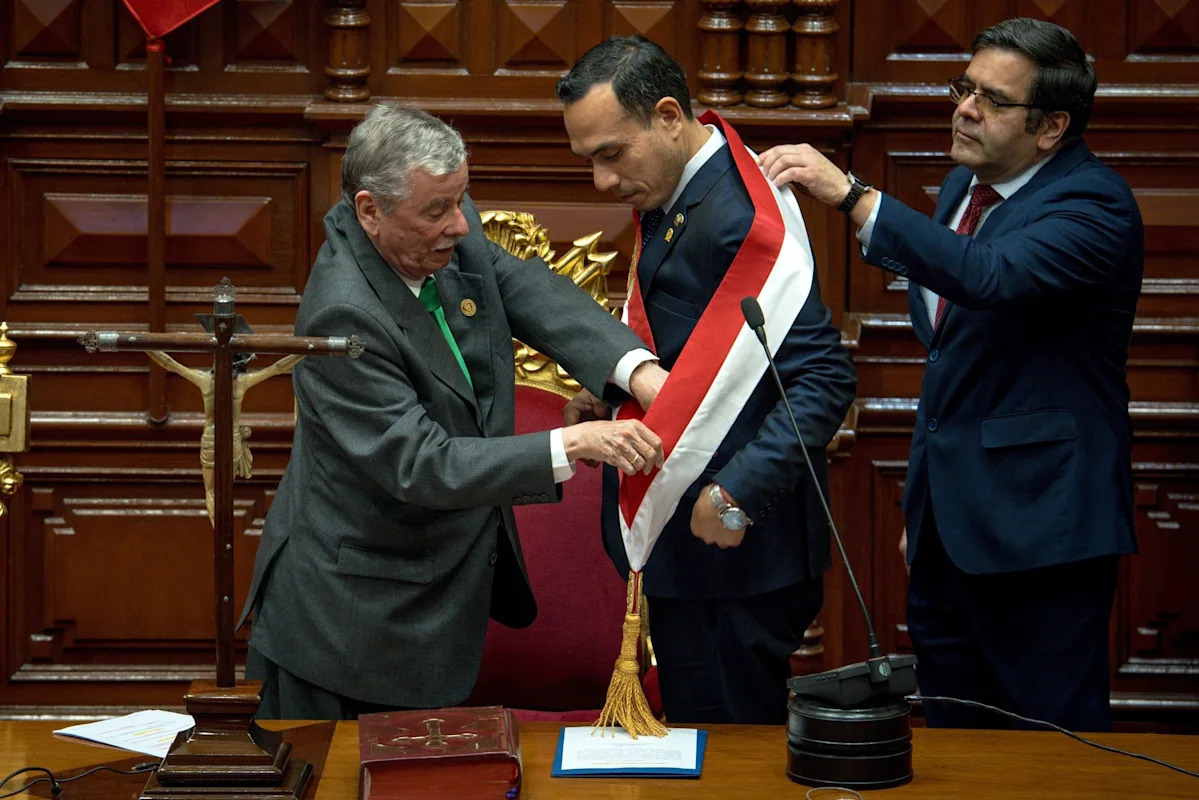 Congreso peruano recibe pedido para destituir al presidente Jerí