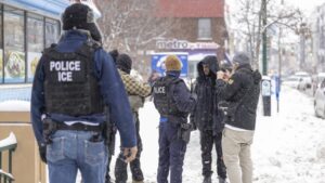 ICE despliega 2,100 agentes en Minneapolis para redadas migratorias e investigación de fraude