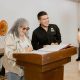 - Beto Granados entrega reconocimiento a la artista
